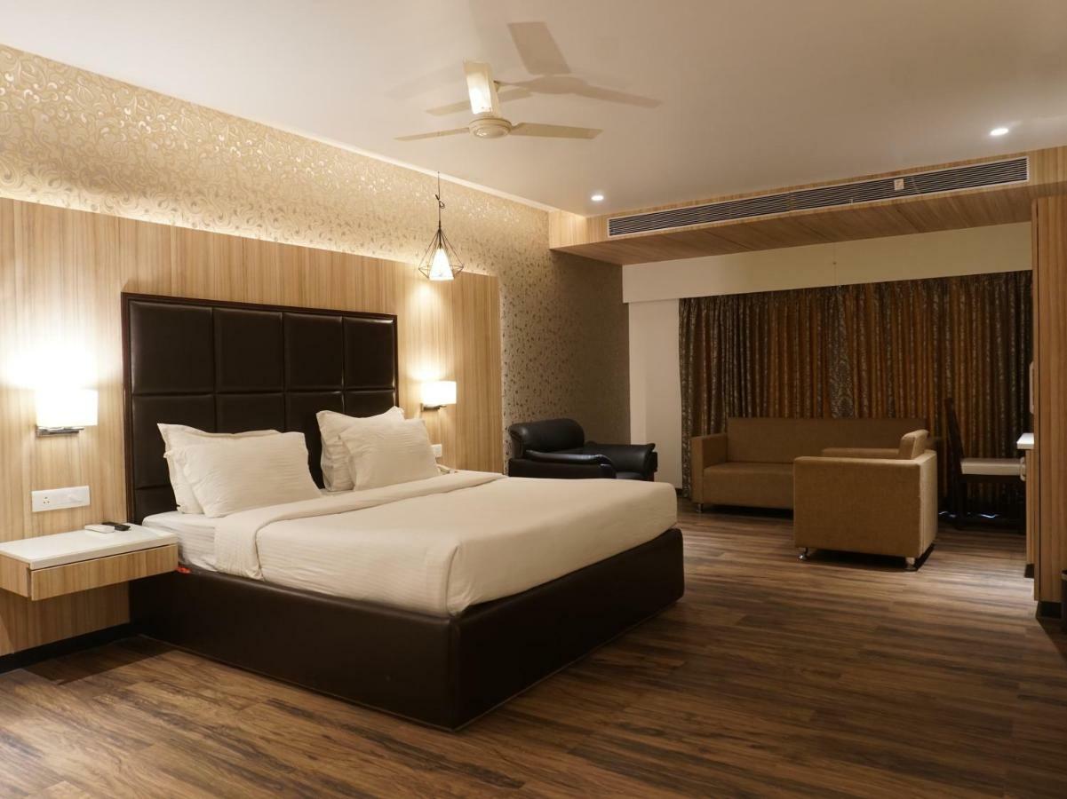 Palette Four Seasons Recreation Resort Jalgaon Extérieur photo