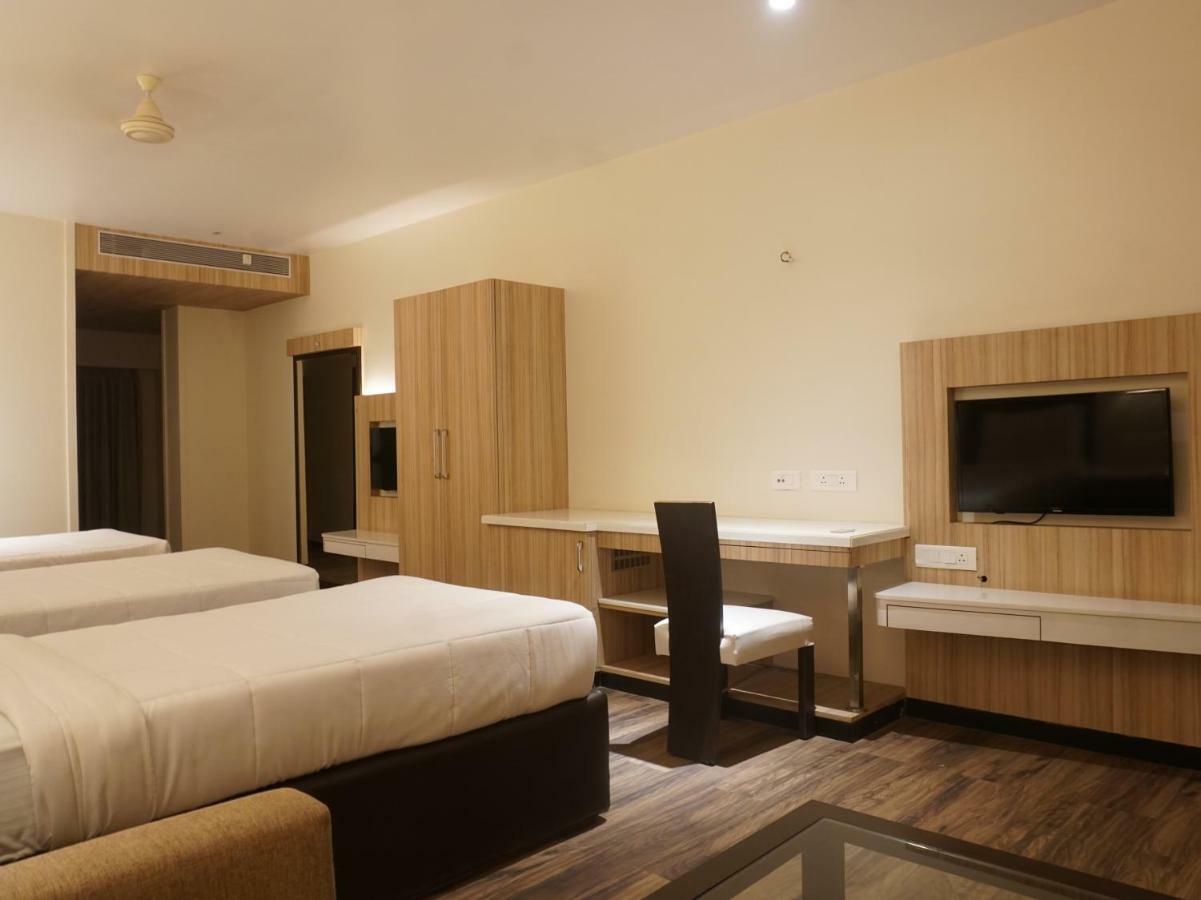 Palette Four Seasons Recreation Resort Jalgaon Extérieur photo