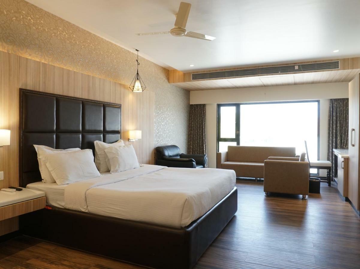 Palette Four Seasons Recreation Resort Jalgaon Extérieur photo