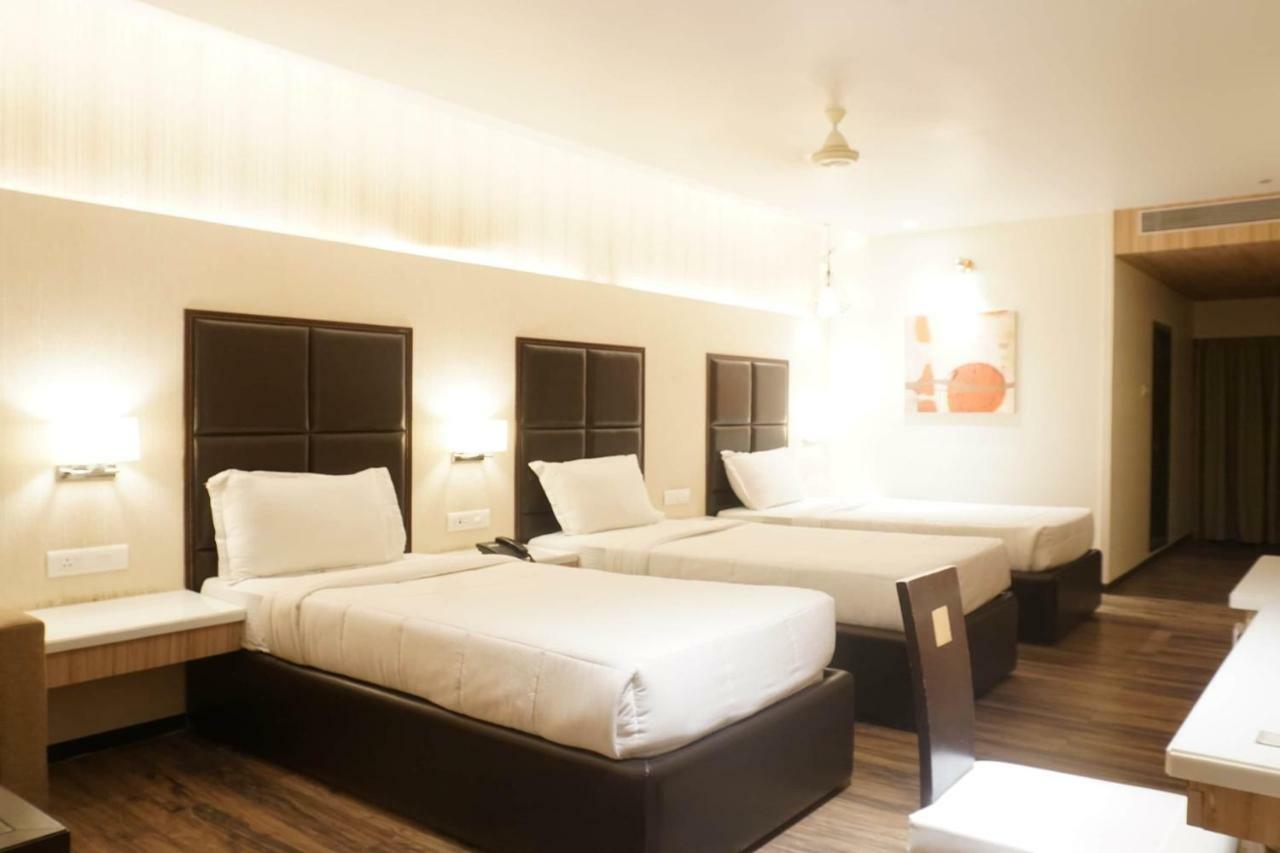 Palette Four Seasons Recreation Resort Jalgaon Extérieur photo