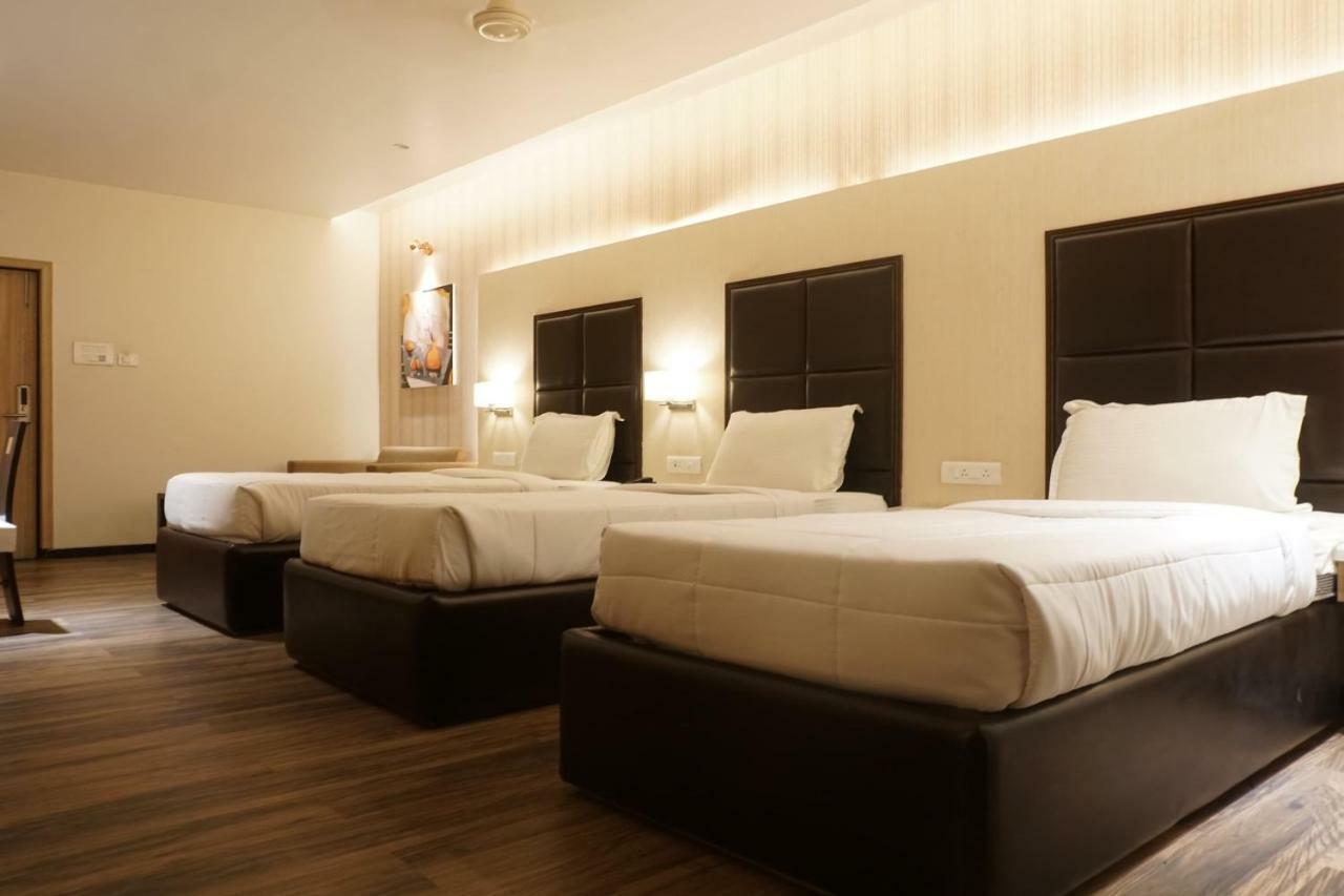 Palette Four Seasons Recreation Resort Jalgaon Extérieur photo